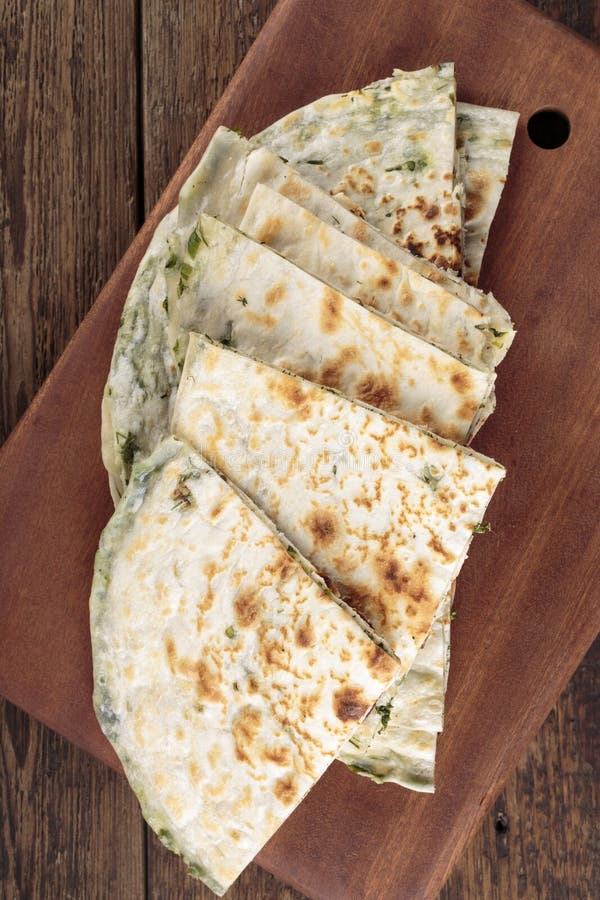 Crepes de la cebolleta alrededor de las cebollas verdes picaditas del flatbread ácimo imagenes de archivo Crepes de la cebolleta alrededor de las cebollas verdes picaditas del flatbread ácimo imagenes de archivo