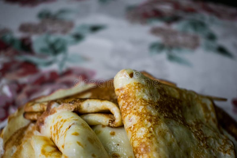Crepes de oro apetitosas con la corteza curruscante, cocinada en casa foto de archivo libre de regalías Crepes de oro apetitosas con la corteza curruscante, cocinada en casa foto de archivo libre de regalías