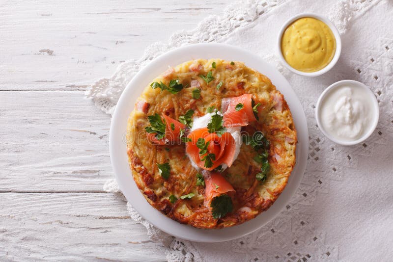 Crepes de patata con el salmón ahumado y la salsa El top horizontal compite imágenes de archivo libres de regalías Crepes de patata con el salmón ahumado y la salsa El top horizontal compite imágenes de archivo libres de regalías