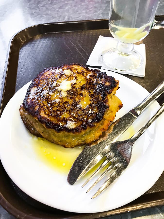Crepes de patata rellenas con la carne, en la placa blanca imagen de archivo Crepes de patata rellenas con la carne, en la placa blanca imagen de archivo
