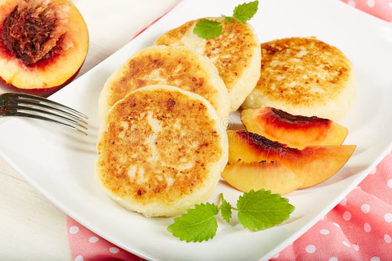 Crepes del queso con los melocotones imagen de archivo libre de regalías Crepes del queso con los melocotones imagen de archivo libre de regalías