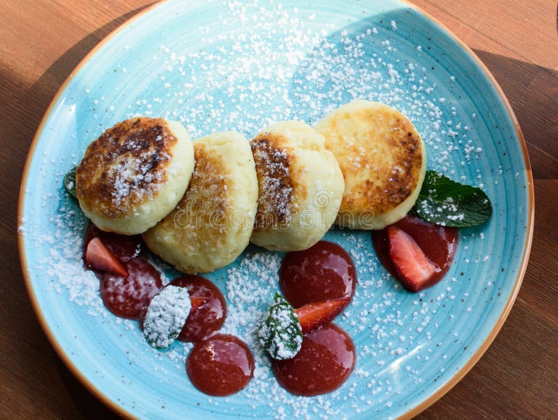 Crepes del requesón con la mermelada de fresa foto de archivo libre de regalías Crepes del requesón con la mermelada de fresa foto de archivo libre de regalías