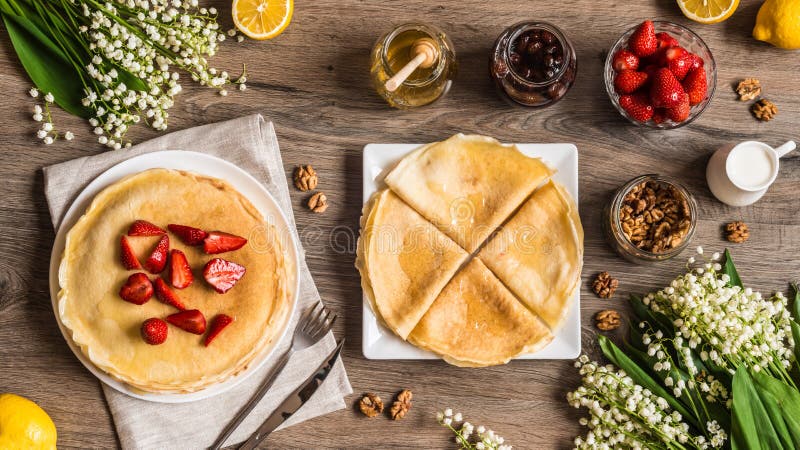 Crepes deliciosas de la visión superior en la tabla de madera con las frutas foto de archivo libre de regalías Crepes deliciosas de la visión superior en la tabla de madera con las frutas foto de archivo libre de regalías