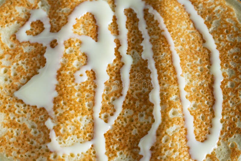 crepes finas cocidas frescas deliciosas con gotas de leche condensada como fondo foto de archivo libre de regalías crepes finas cocidas frescas deliciosas con gotas de leche condensada como fondo foto de archivo libre de regalías