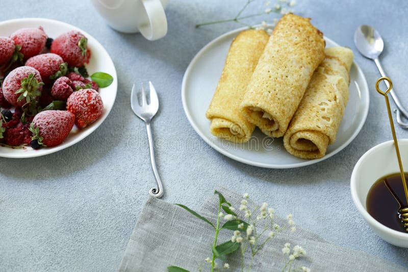 crepes finas hechas en casa imágenes de archivo libres de regalías crepes finas hechas en casa imágenes de archivo libres de regalías