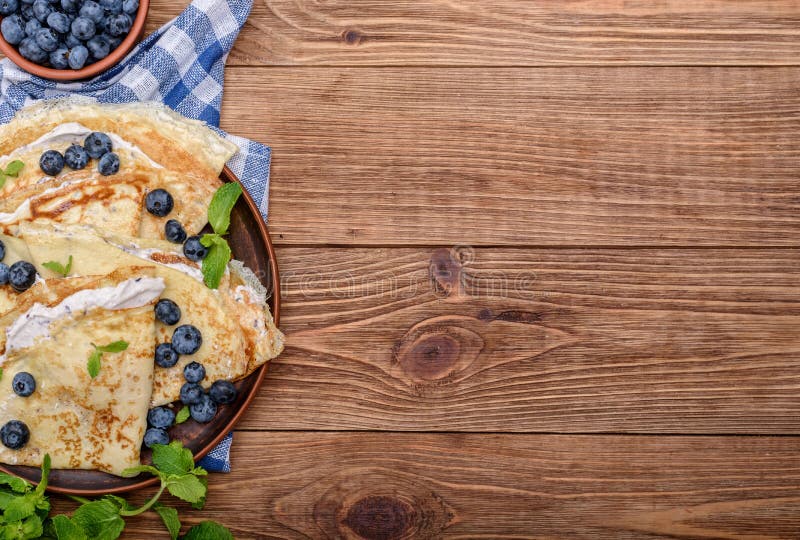 Crepes rellenas con requesón con el arándano fotos de archivo Crepes rellenas con requesón con el arándano fotos de archivo