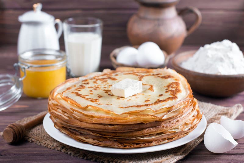 Crepes ucranianas o rusas tradicionales en una placa con mantequilla Bliny ruso imágenes de archivo libres de regalías Crepes ucranianas o rusas tradicionales en una placa con mantequilla Bliny ruso imágenes de archivo libres de regalías