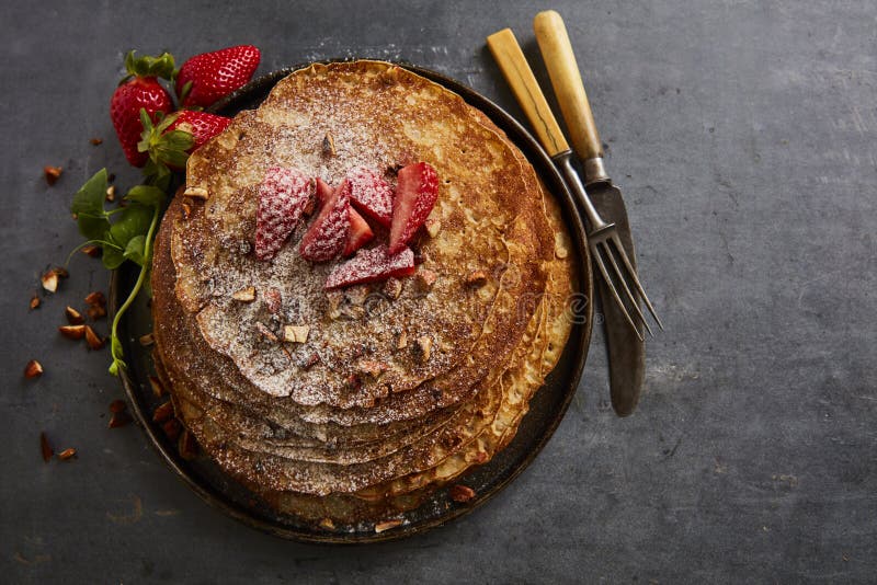 Crepes με τις φράουλες και τα αμύγδαλα και η ζάχαρη καστόρων στοκ εικόνα με δικαίωμα ελεύθερης χρήσης
