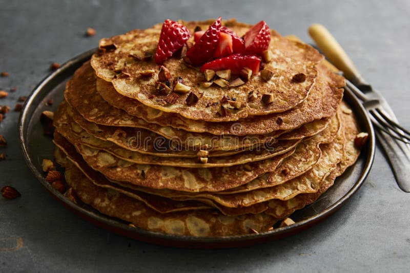 Crepes με τις φράουλες και τα αμύγδαλα στοκ εικόνες με δικαίωμα ελεύθερης χρήσης