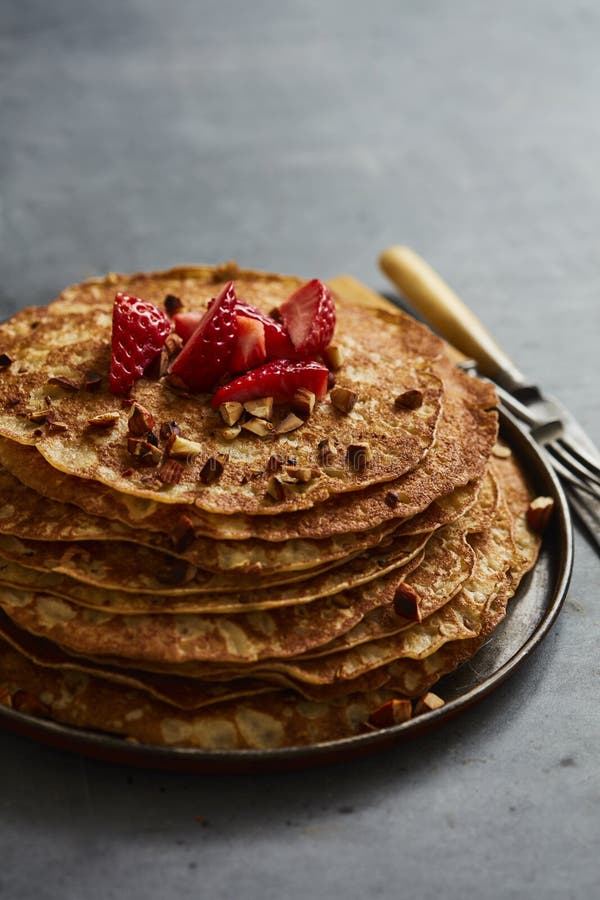 Crepes με τις φράουλες και τα αμύγδαλα στοκ εικόνες