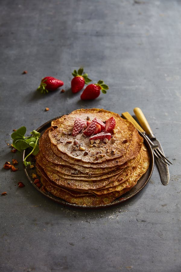 Crepes με τις φράουλες και τα αμύγδαλα στοκ φωτογραφίες με δικαίωμα ελεύθερης χρήσης