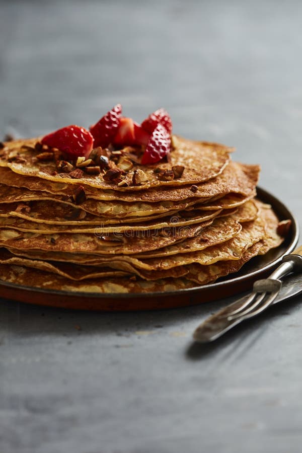 Crepes με τις φράουλες και τα αμύγδαλα στοκ εικόνα με δικαίωμα ελεύθερης χρήσης