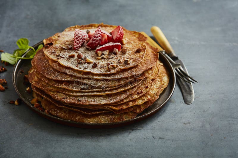 Crepes με τις φράουλες και τη ζάχαρη καστόρων στοκ εικόνα