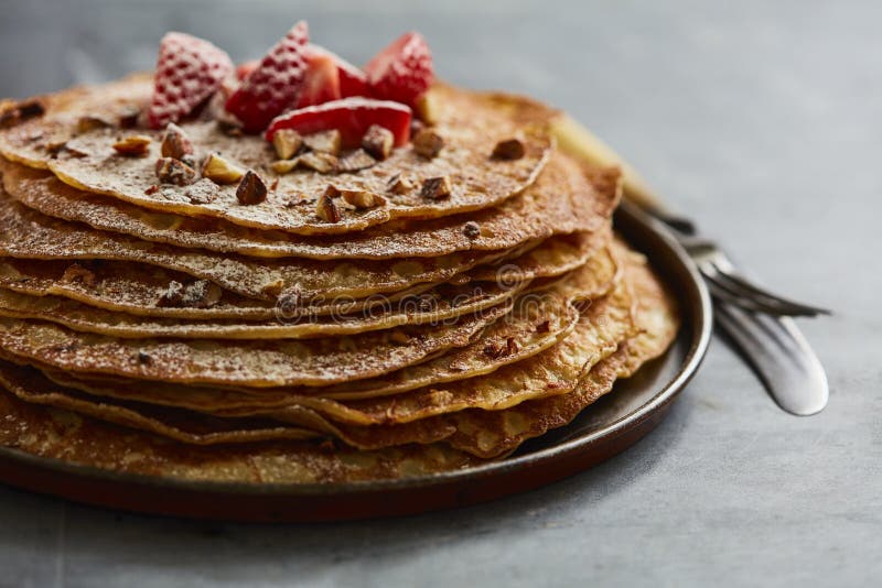 Crepes με τις φράουλες και τη ζάχαρη καστόρων στοκ εικόνες