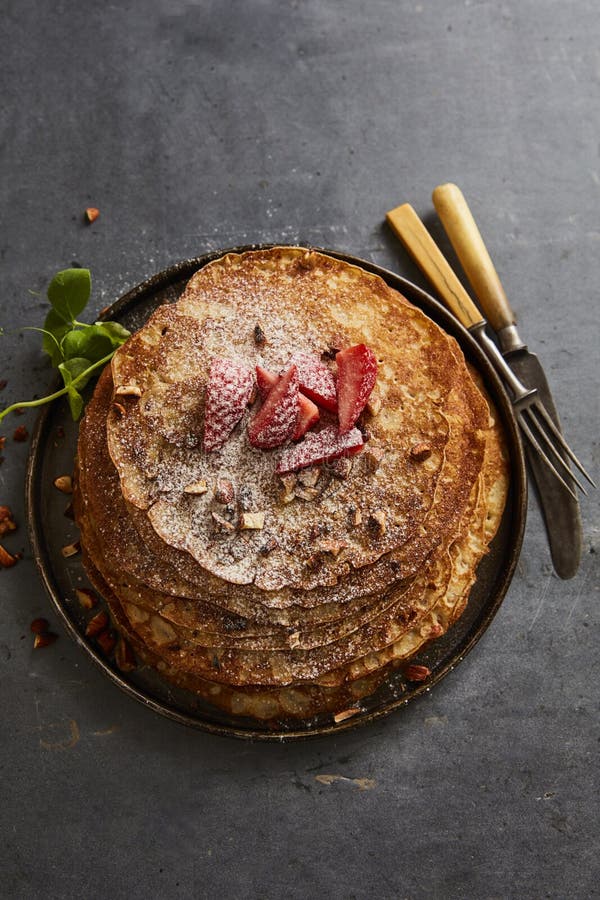 Crepes με τις φράουλες και τη ζάχαρη καστόρων στοκ εικόνα