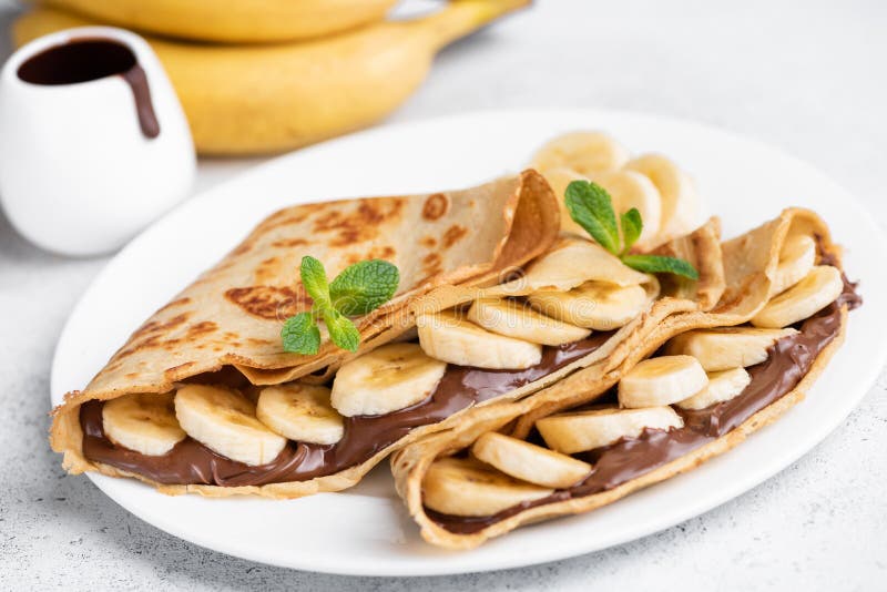 Crepes заполнило с распространением и бананом шоколада стоковые фотографии rf Crepes заполнило с распространением и бананом шоколада стоковые фотографии rf