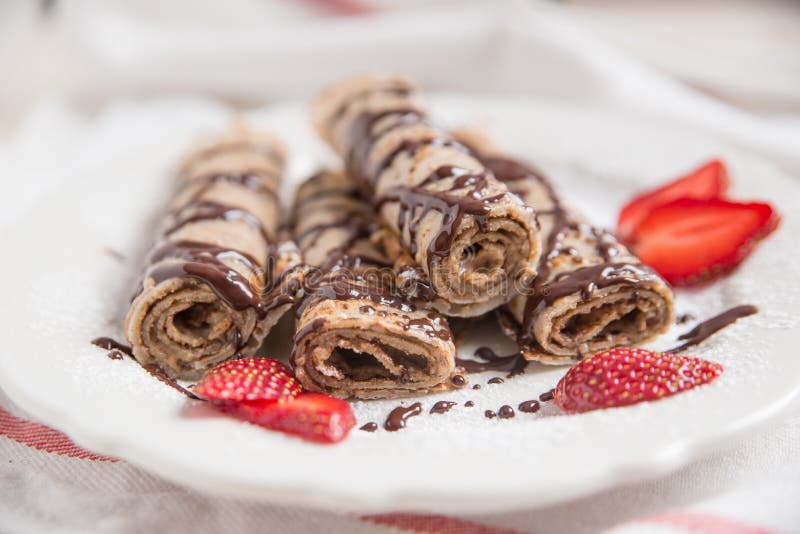 Crepes με τη σοκολάτα και τις φράουλες στοκ φωτογραφίες με δικαίωμα ελεύθερης χρήσης