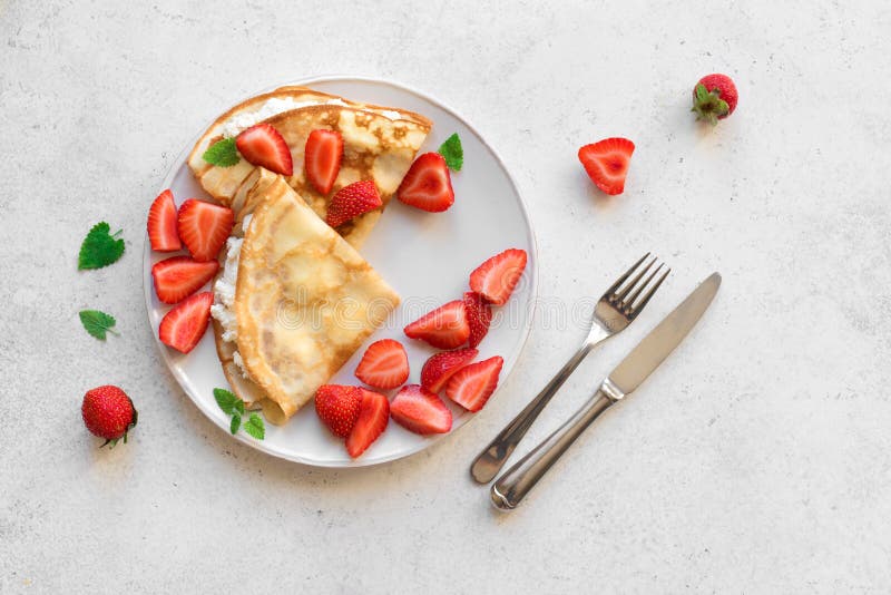 Crepes με τις φράουλες στοκ εικόνες με δικαίωμα ελεύθερης χρήσης