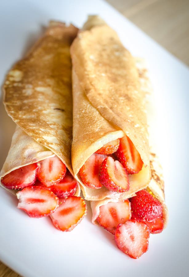 Crepes με τις φρέσκες φράουλες στοκ εικόνα με δικαίωμα ελεύθερης χρήσης