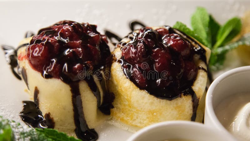 Crepes με το κεράσι και τη σοκολάτα στοκ φωτογραφία με δικαίωμα ελεύθερης χρήσης Crepes με το κεράσι και τη σοκολάτα στοκ φωτογραφία με δικαίωμα ελεύθερης χρήσης