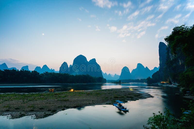Crepúsculo del paisaje de Guilin Yangshuo el río Lijiang imagen de archivo libre de regalías Crepúsculo del paisaje de Guilin Yangshuo el río Lijiang imagen de archivo libre de regalías