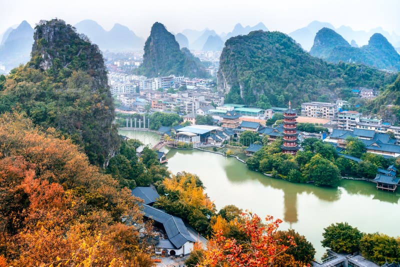 Crepúsculo del paisaje de Guilin Yangshuo el río Lijiang imagenes de archivo Crepúsculo del paisaje de Guilin Yangshuo el río Lijiang imagenes de archivo