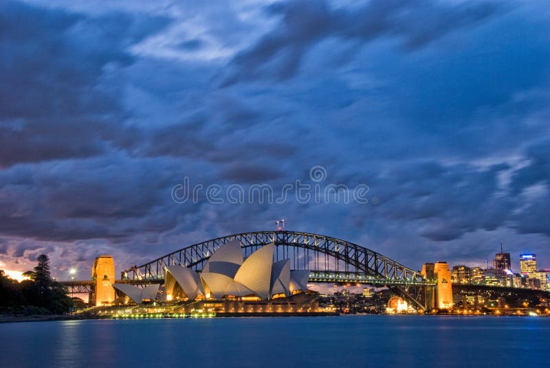 Crepúsculo do porto de Sydney foto de stock Crepúsculo do porto de Sydney foto de stock