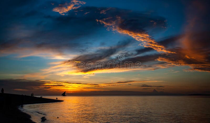 Crepúsculo no paraíso tropical, céu dramático com nuvens foto de stock royalty free Crepúsculo no paraíso tropical, céu dramático com nuvens foto de stock royalty free