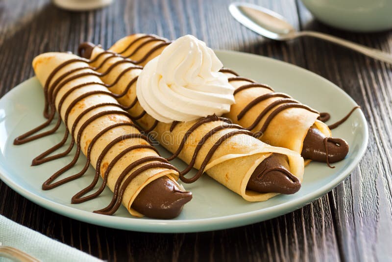 Crespones del postre de la extensión de Nutella de la avellana del chocolate fotografía de archivo Crespones del postre de la extensión de Nutella de la avellana del chocolate fotografía de archivo