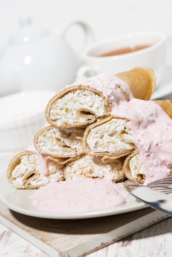 Crespones rellenos con el requesón y la crema dulce, primer foto de archivo libre de regalías Crespones rellenos con el requesón y la crema dulce, primer foto de archivo libre de regalías