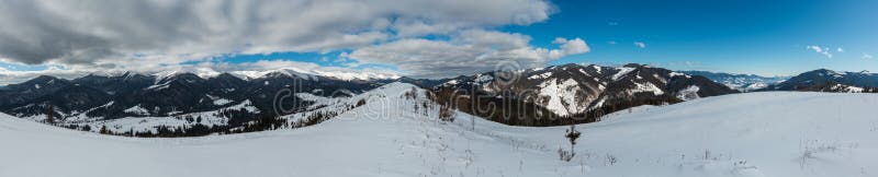 Cresta pittoresca Ucraina, montagne carpatiche della montagna dell'alpe di paesaggio innevato di inverno di mattina fotografia stock Cresta pittoresca Ucraina, montagne carpatiche della montagna dell'alpe di paesaggio innevato di inverno di mattina fotografia stock