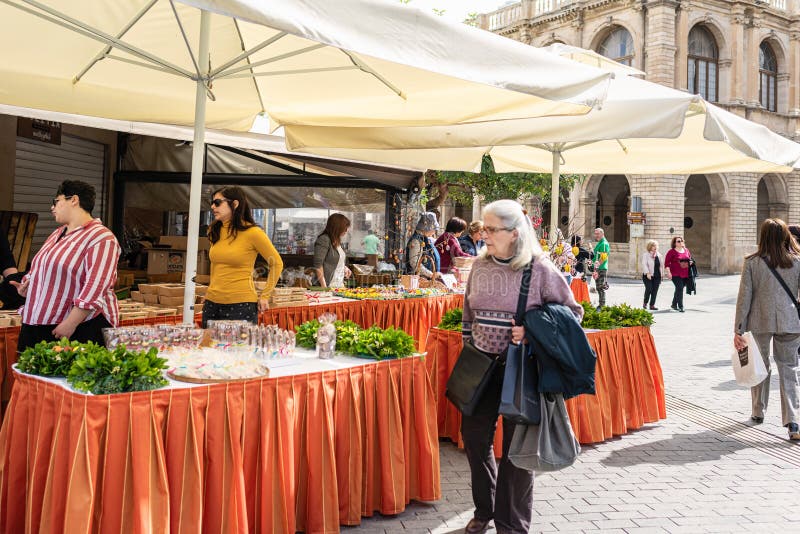 Crete grécia maio de 2019 : pessoas caminhando no mercado antigo de lembrança. mulher que escolhe ovos coloridos feitos à mão na P fotos de stock