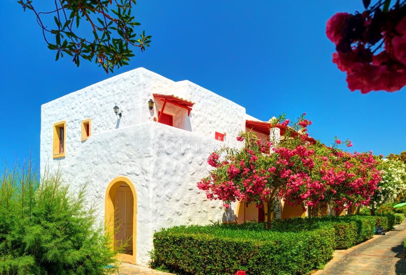 CRETE wyspa, GRECJA, LIPIEC 01, 2011: Widok na Aldemar hotelowej willi wśród kolorowych kwiatów dla turystów gości Klasycznego gr obraz stock CRETE wyspa, GRECJA, LIPIEC 01, 2011: Widok na Aldemar hotelowej willi wśród kolorowych kwiatów dla turystów gości Klasycznego gr obraz stock