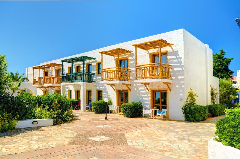 CRETE wyspa, GRECJA, LIPIEC 01, 2011: Widok na Aldemar hotelowej willi wśród kolorowych kwiatów dla turystów gości Klasycznego gr fotografia royalty free CRETE wyspa, GRECJA, LIPIEC 01, 2011: Widok na Aldemar hotelowej willi wśród kolorowych kwiatów dla turystów gości Klasycznego gr fotografia royalty free
