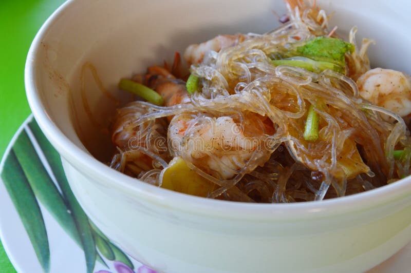 Crevettes avec les nouilles en verre photographie stock Crevettes avec les nouilles en verre photographie stock