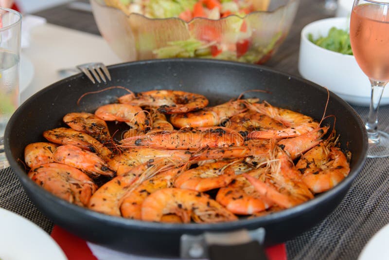 Crevettes roses sur la casserole chaude photo stock Crevettes roses sur la casserole chaude photo stock