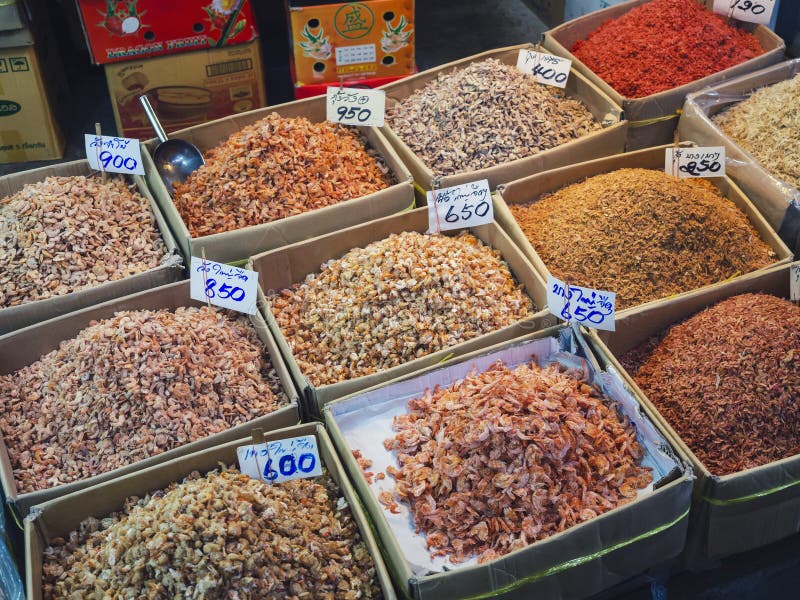 Creveții uscați vând pe piața locală asiatică stock image