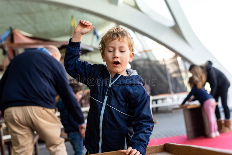 Braços De Criança Colecionando Bolas Coloridas Do Chão Em Uma Feira Imagem  de Stock - Imagem de fundo, esferas: 169800813