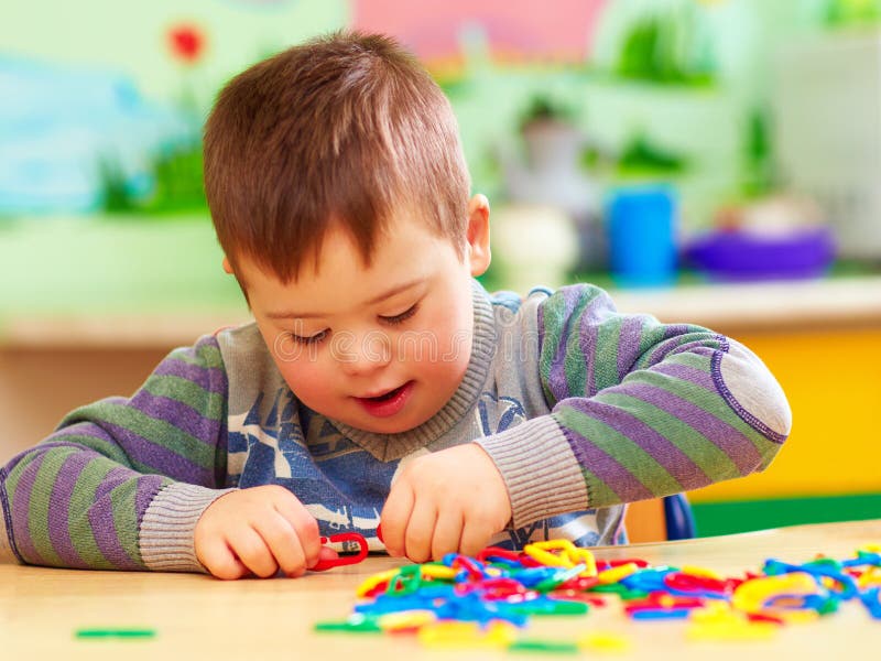 Criança brincar brinquedo infância criança jogo divertido pessoa bebê bloco  menino bonito educação pré-escolar l