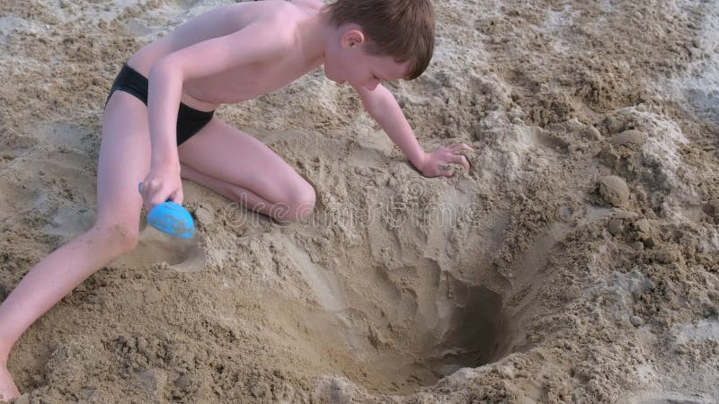 Um Buraco Com Areia Movediça Na Praia Com Uma Cola Baixa Foto de