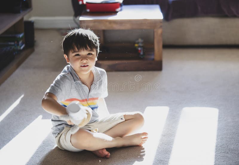 retrato menino jogando no celular enquanto espera por comida, garoto  sentado na cafeteria enviando texto para amigos, criança jogando jogo online  no celular. crianças com conceito de tecnologia 11248716 Foto de stock