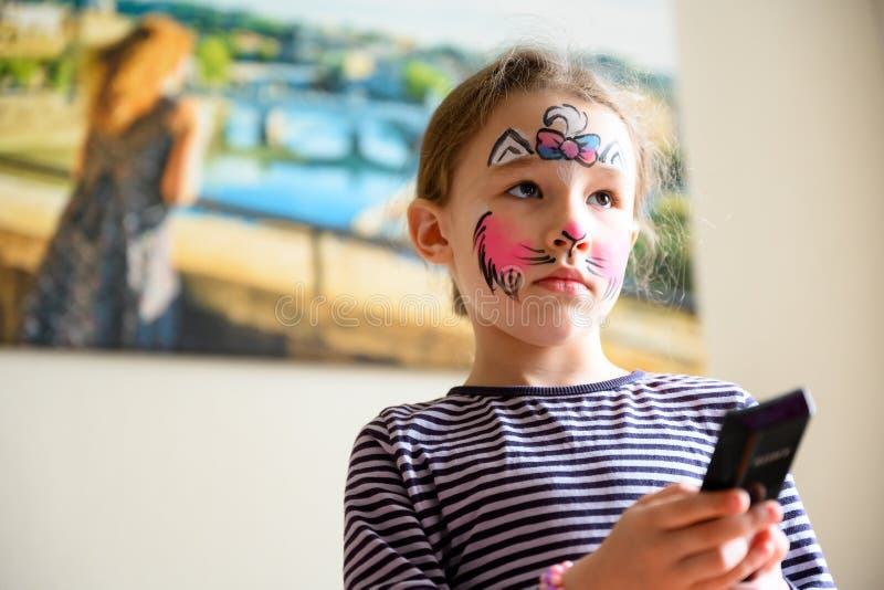 Criança Com Pintura Facial De Gatinha Bonitinha Com Máscara