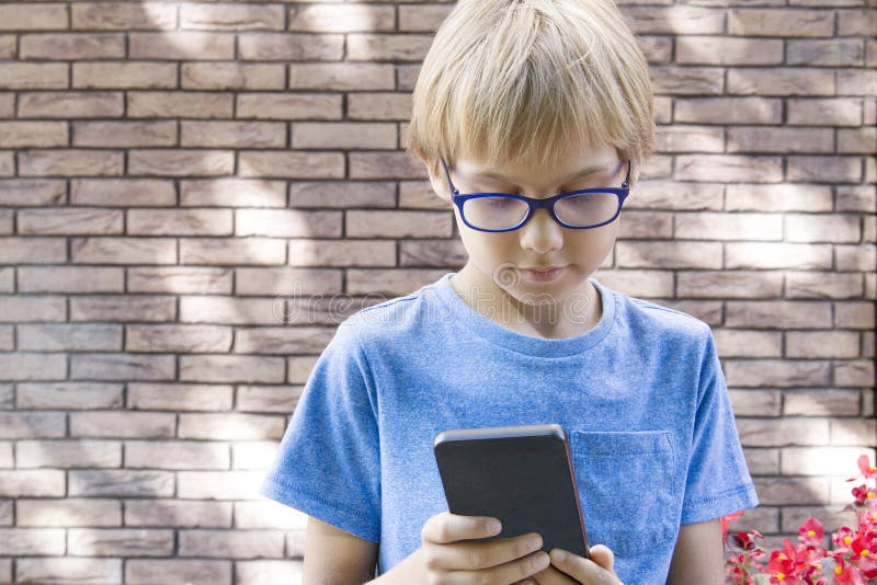 Dois Rapazes Pequenos Que Jogam Jogos No Telefone Celular No Dia  Ensolarado, Sitt Imagem de Stock - Imagem de tecnologia, mensagem: 76900281