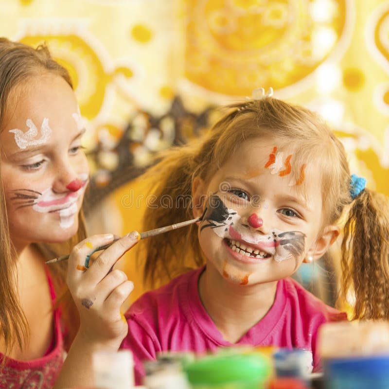 Criança Com Uma Cara Pintada Com Pinturas Coloridas Foto de Stock