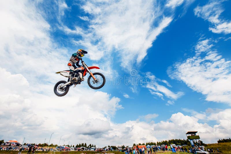 Corrida Sobre Motocicleta Motocross-country Em Voo, Saltos E Decolagem Em  Trampolim Contra O Céu Conceito Foto de Stock - Imagem de fuga, motocross:  157152132