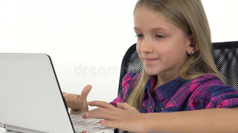 Criança aprendendo on-line à noite usando computador desktop na sala de  estar em casa criança jogando jogos de computador ou estudando no  computador pc jogador infantil na iluminação de néon noturna