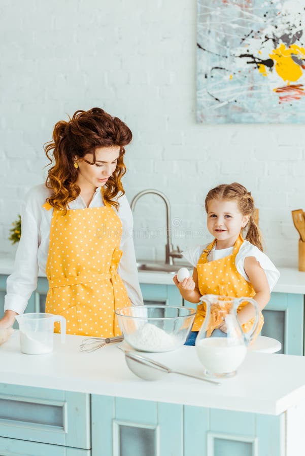 Mãe e filho na cozinha foto de stock. Imagem de vegetariano - 65173156