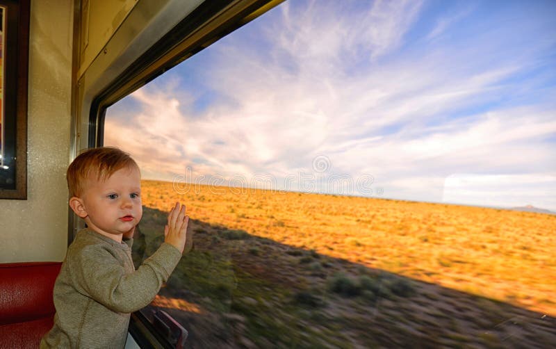 Os Pais Trazem a Criança Sentar-se Em Um Grande Trem Do Brinquedo Foto de  Stock Editorial - Imagem de porcelana, moderno: 62188673