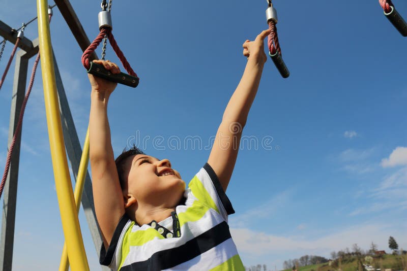 Parque Do Campo De Jogos Das Crianças Na Escola Em Tailândia (Foco No Co  Cor-de-rosa Imagem de Stock - Imagem de centro, ruptura: 86881035