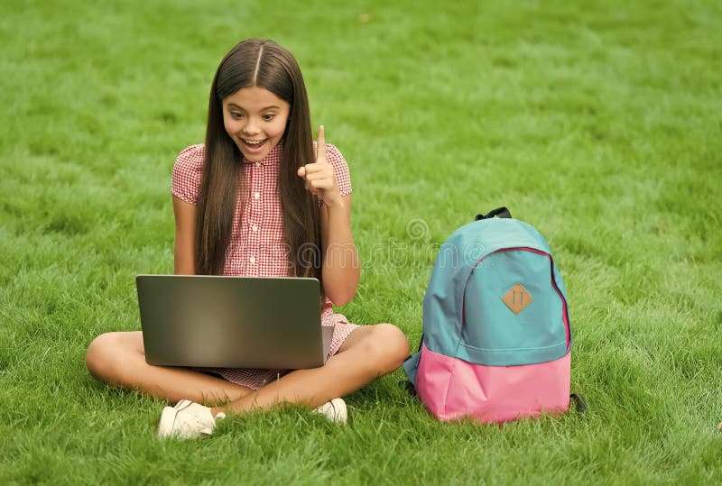 Garota Feliz Sentada Na Grama Verde Com Laptop. Iniciar. Jogo De Computador  Infantil. De Volta à Escola. Educação Online Imagem de Stock - Imagem de  laptop, surpreendido: 196903861